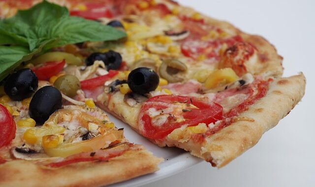 En Güzel Peynirli Pizza Tarifleri En Güzel Peynirli Pizza Tarifleri